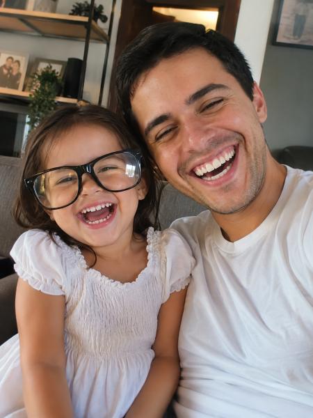 Filha com os óculos do pai